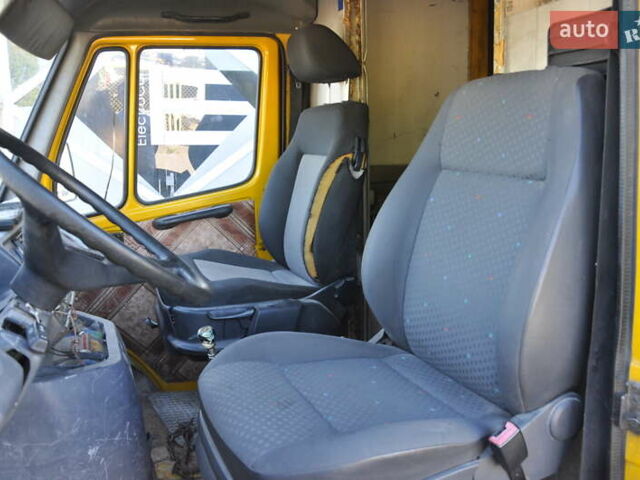 Желтый Мерседес Sprinter, объемом двигателя 2.4 л и пробегом 400 тыс. км за 1600 $, фото 8 на Automoto.ua