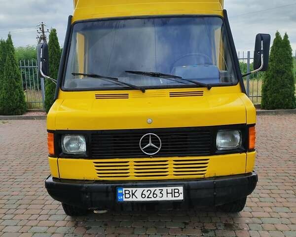 Жовтий Мерседес Sprinter, об'ємом двигуна 2.3 л та пробігом 300 тис. км за 3000 $, фото 1 на Automoto.ua