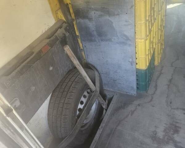 Желтый Мерседес Sprinter, объемом двигателя 2.3 л и пробегом 321 тыс. км за 2000 $, фото 14 на Automoto.ua