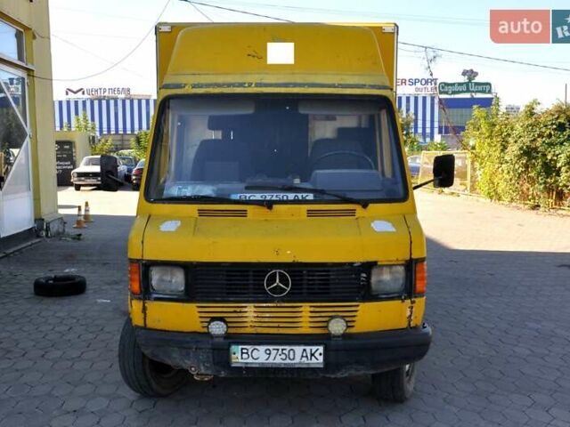 Желтый Мерседес Sprinter, объемом двигателя 2.4 л и пробегом 400 тыс. км за 1600 $, фото 1 на Automoto.ua