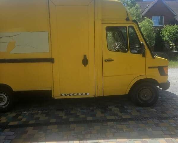 Желтый Мерседес Sprinter, объемом двигателя 2.3 л и пробегом 321 тыс. км за 2000 $, фото 10 на Automoto.ua