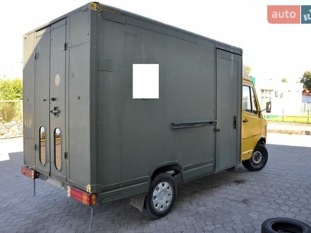 Желтый Мерседес Sprinter, объемом двигателя 2.4 л и пробегом 400 тыс. км за 1600 $, фото 3 на Automoto.ua