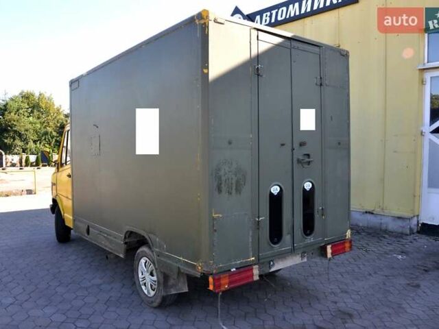 Желтый Мерседес Sprinter, объемом двигателя 2.4 л и пробегом 400 тыс. км за 1600 $, фото 5 на Automoto.ua