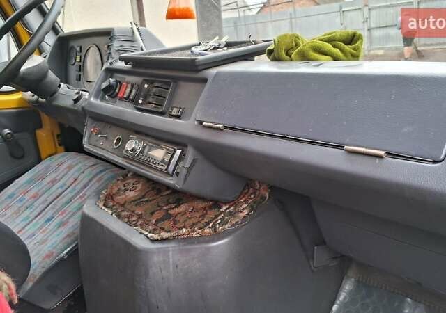 Желтый Мерседес Sprinter, объемом двигателя 2.3 л и пробегом 1000 тыс. км за 3300 $, фото 2 на Automoto.ua
