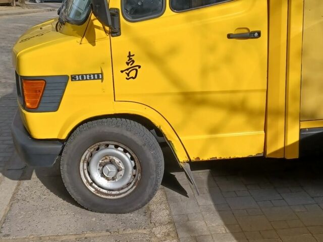 Желтый Мерседес Sprinter, объемом двигателя 2.3 л и пробегом 727 тыс. км за 4300 $, фото 1 на Automoto.ua