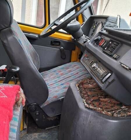 Желтый Мерседес Sprinter, объемом двигателя 2.3 л и пробегом 1000 тыс. км за 3300 $, фото 3 на Automoto.ua