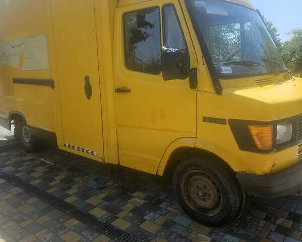 Желтый Мерседес Sprinter, объемом двигателя 2.3 л и пробегом 321 тыс. км за 2000 $, фото 8 на Automoto.ua
