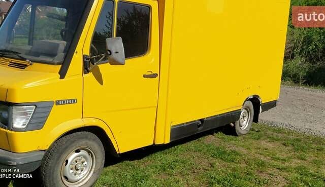 Желтый Мерседес Sprinter, объемом двигателя 2.3 л и пробегом 300 тыс. км за 2000 $, фото 1 на Automoto.ua