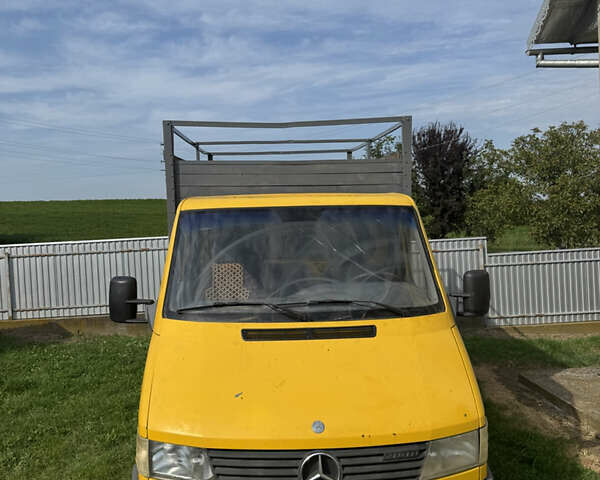 Желтый Мерседес Sprinter, объемом двигателя 2.3 л и пробегом 400 тыс. км за 6800 $, фото 1 на Automoto.ua