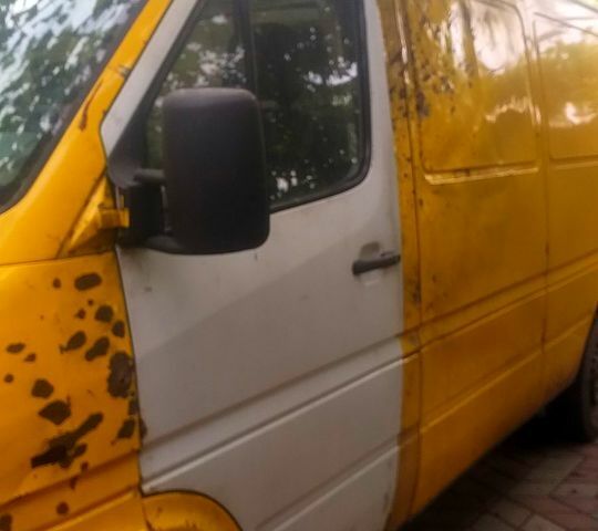 Желтый Мерседес Sprinter, объемом двигателя 2.9 л и пробегом 300 тыс. км за 3000 $, фото 3 на Automoto.ua