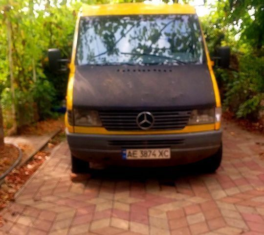 Желтый Мерседес Sprinter, объемом двигателя 2.9 л и пробегом 300 тыс. км за 3000 $, фото 1 на Automoto.ua