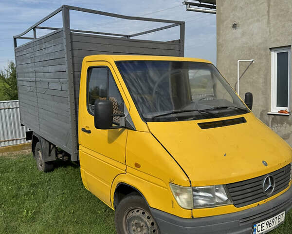 Желтый Мерседес Sprinter, объемом двигателя 2.3 л и пробегом 400 тыс. км за 6800 $, фото 4 на Automoto.ua