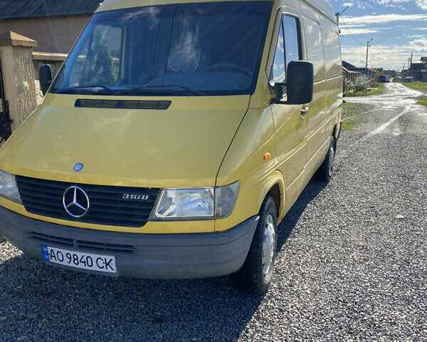 Желтый Мерседес Sprinter, объемом двигателя 2.9 л и пробегом 560 тыс. км за 5800 $, фото 11 на Automoto.ua