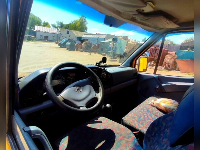 Желтый Мерседес Sprinter, объемом двигателя 2.3 л и пробегом 387 тыс. км за 7000 $, фото 4 на Automoto.ua