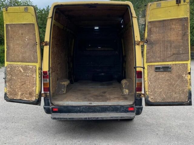 Желтый Мерседес Sprinter, объемом двигателя 2.3 л и пробегом 686 тыс. км за 4500 $, фото 4 на Automoto.ua