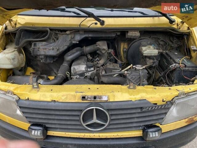 Желтый Мерседес Sprinter, объемом двигателя 2.3 л и пробегом 870 тыс. км за 4500 $, фото 2 на Automoto.ua