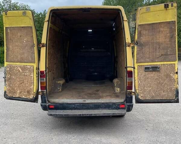 Желтый Мерседес Sprinter, объемом двигателя 2.3 л и пробегом 870 тыс. км за 4500 $, фото 4 на Automoto.ua