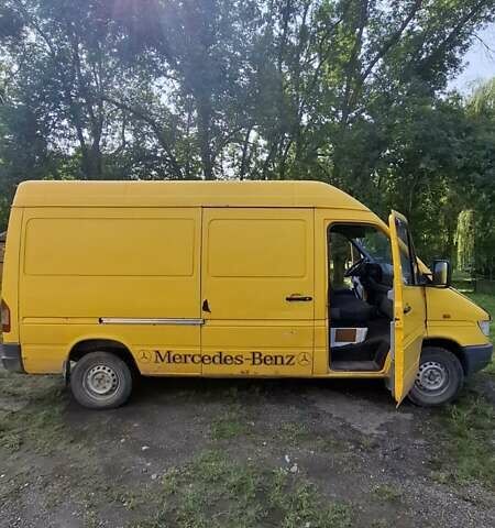 Желтый Мерседес Sprinter, объемом двигателя 2.9 л и пробегом 799 тыс. км за 4500 $, фото 3 на Automoto.ua