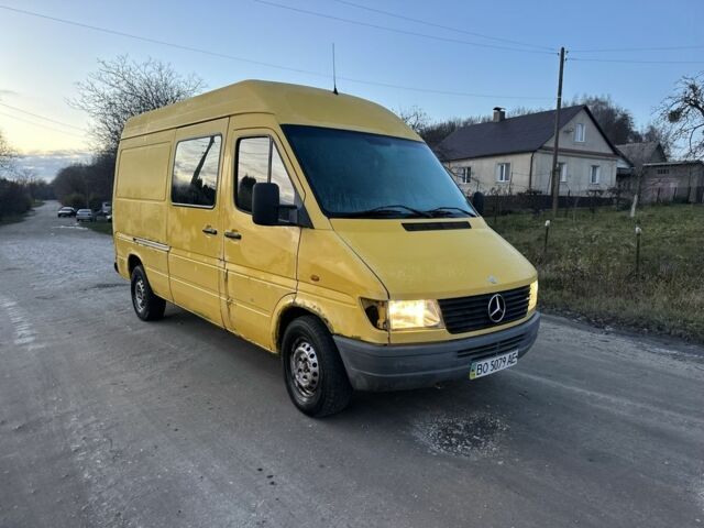 Желтый Мерседес Sprinter, объемом двигателя 2.9 л и пробегом 300 тыс. км за 2500 $, фото 6 на Automoto.ua