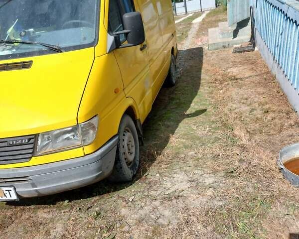 Желтый Мерседес Sprinter, объемом двигателя 2.9 л и пробегом 478 тыс. км за 5000 $, фото 1 на Automoto.ua