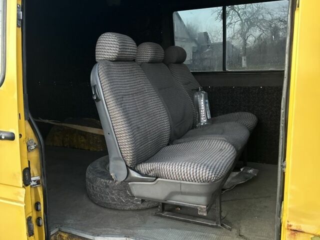 Желтый Мерседес Sprinter, объемом двигателя 2.9 л и пробегом 300 тыс. км за 2500 $, фото 9 на Automoto.ua