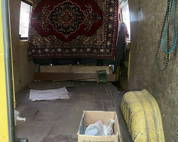 Желтый Мерседес Sprinter, объемом двигателя 2.1 л и пробегом 350 тыс. км за 6000 $, фото 4 на Automoto.ua