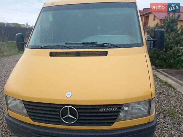 Жовтий Мерседес Sprinter, об'ємом двигуна 2.3 л та пробігом 300 тис. км за 4400 $, фото 1 на Automoto.ua