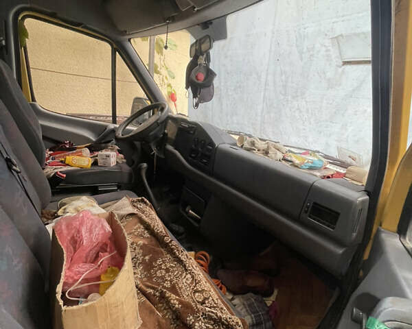 Желтый Мерседес Sprinter, объемом двигателя 2.1 л и пробегом 350 тыс. км за 6000 $, фото 6 на Automoto.ua