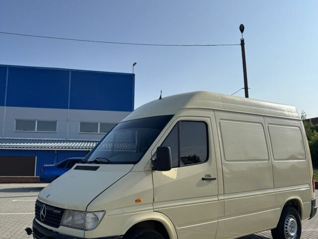 Желтый Мерседес Sprinter, объемом двигателя 2.9 л и пробегом 300 тыс. км за 3800 $, фото 4 на Automoto.ua