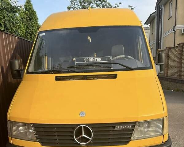 Желтый Мерседес Sprinter, объемом двигателя 2.8 л и пробегом 430 тыс. км за 10000 $, фото 2 на Automoto.ua