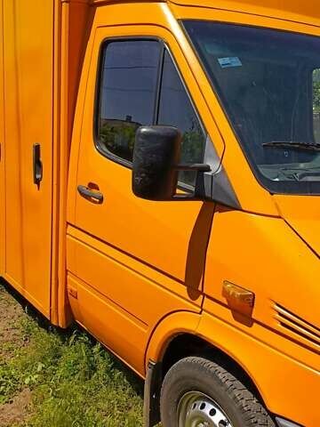 Желтый Мерседес Sprinter, объемом двигателя 2.15 л и пробегом 500 тыс. км за 8100 $, фото 1 на Automoto.ua