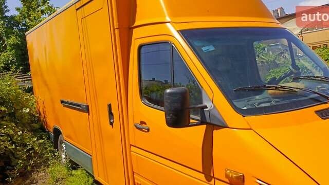 Желтый Мерседес Sprinter, объемом двигателя 2.15 л и пробегом 500 тыс. км за 8100 $, фото 2 на Automoto.ua