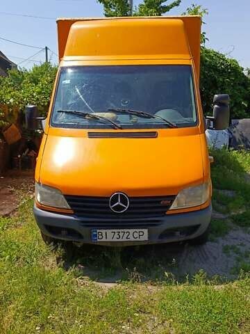 Желтый Мерседес Sprinter, объемом двигателя 2.15 л и пробегом 500 тыс. км за 8100 $, фото 4 на Automoto.ua
