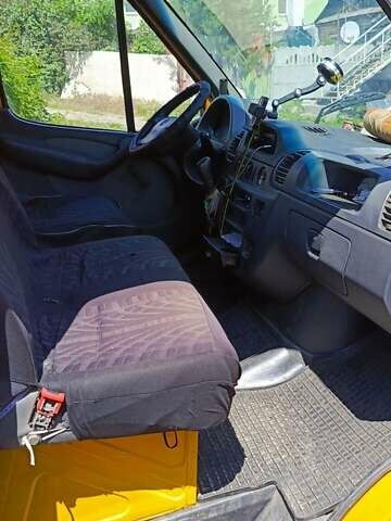 Желтый Мерседес Sprinter, объемом двигателя 2.15 л и пробегом 500 тыс. км за 8100 $, фото 9 на Automoto.ua
