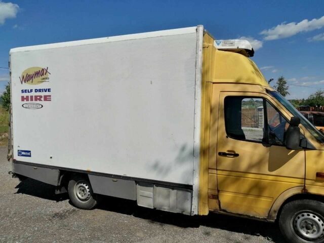 Желтый Мерседес Sprinter, объемом двигателя 2.2 л и пробегом 190 тыс. км за 5500 $, фото 6 на Automoto.ua