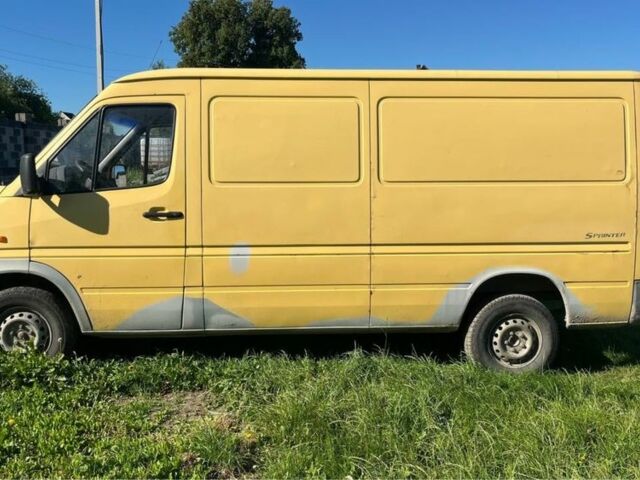 Желтый Мерседес Sprinter, объемом двигателя 2.2 л и пробегом 250 тыс. км за 5200 $, фото 2 на Automoto.ua