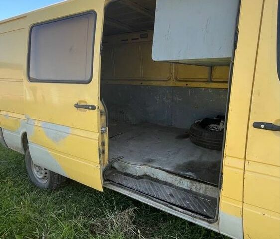 Желтый Мерседес Sprinter, объемом двигателя 2.2 л и пробегом 250 тыс. км за 5200 $, фото 4 на Automoto.ua