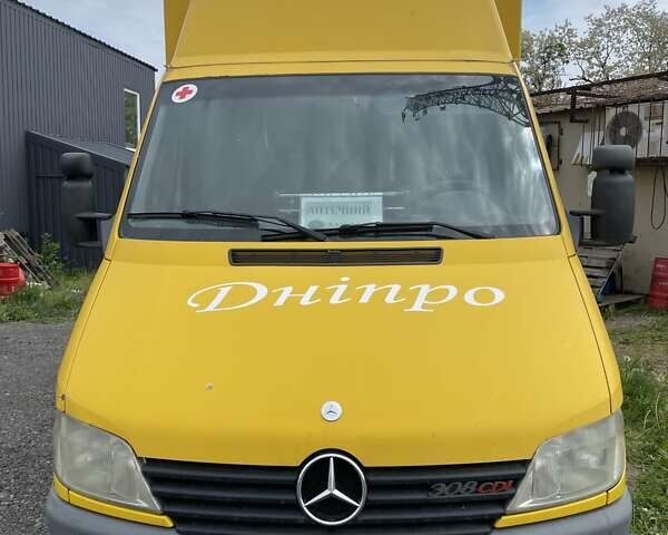 Желтый Мерседес Sprinter, объемом двигателя 2.15 л и пробегом 500 тыс. км за 8500 $, фото 2 на Automoto.ua