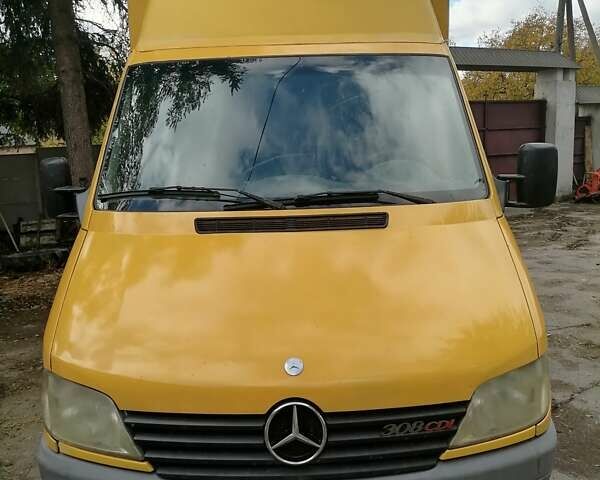 Желтый Мерседес Sprinter, объемом двигателя 2.15 л и пробегом 665 тыс. км за 9000 $, фото 1 на Automoto.ua