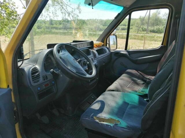 Желтый Мерседес Sprinter, объемом двигателя 2.2 л и пробегом 100 тыс. км за 5600 $, фото 3 на Automoto.ua