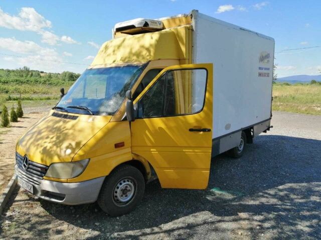 Желтый Мерседес Sprinter, объемом двигателя 2.2 л и пробегом 100 тыс. км за 5600 $, фото 6 на Automoto.ua