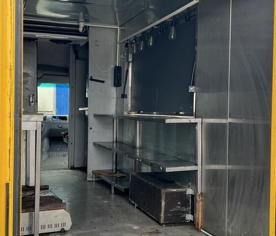 Желтый Мерседес Sprinter, объемом двигателя 2.1 л и пробегом 418 тыс. км за 10500 $, фото 14 на Automoto.ua