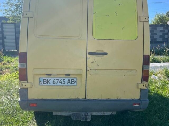 Желтый Мерседес Sprinter, объемом двигателя 2.2 л и пробегом 250 тыс. км за 5200 $, фото 5 на Automoto.ua