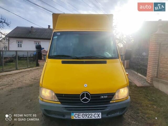 Желтый Мерседес Sprinter, объемом двигателя 2.15 л и пробегом 380 тыс. км за 5900 $, фото 4 на Automoto.ua