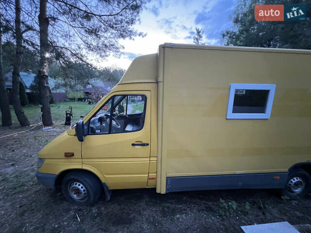 Желтый Мерседес Sprinter, объемом двигателя 2.2 л и пробегом 281 тыс. км за 10500 $, фото 1 на Automoto.ua