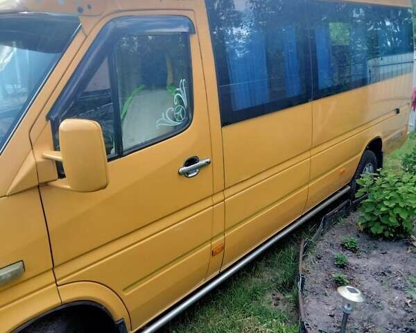 Желтый Мерседес Sprinter, объемом двигателя 2.15 л и пробегом 150 тыс. км за 12000 $, фото 1 на Automoto.ua