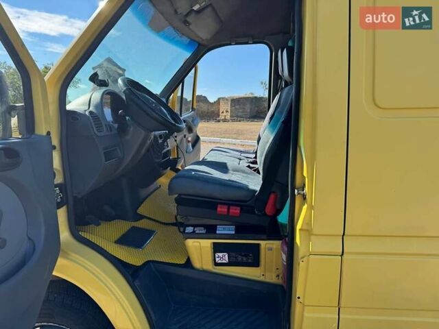 Желтый Мерседес Sprinter, объемом двигателя 2.7 л и пробегом 343 тыс. км за 17500 $, фото 1 на Automoto.ua