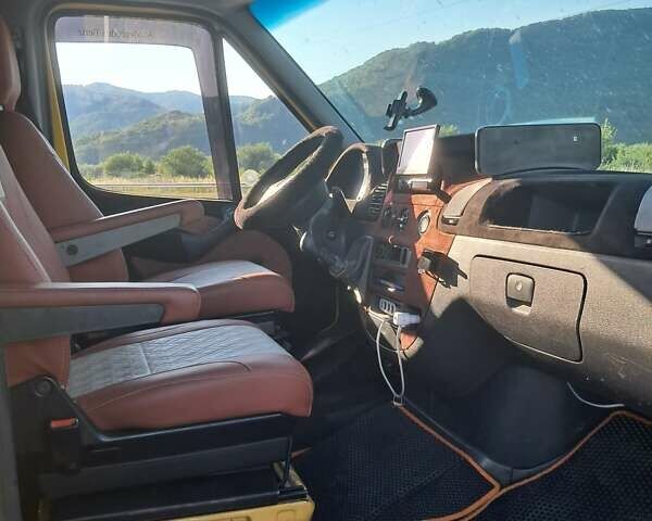 Желтый Мерседес Sprinter, объемом двигателя 2.15 л и пробегом 450 тыс. км за 14000 $, фото 28 на Automoto.ua