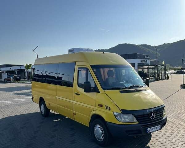 Желтый Мерседес Sprinter, объемом двигателя 2.15 л и пробегом 450 тыс. км за 14000 $, фото 18 на Automoto.ua