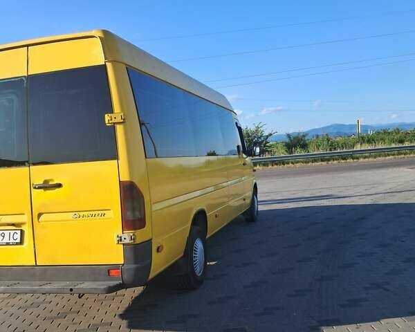 Желтый Мерседес Sprinter, объемом двигателя 2.15 л и пробегом 450 тыс. км за 14000 $, фото 24 на Automoto.ua